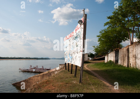 Verblassen und verfallenden Plakatwand an der Seite des Flusses 29 10 2008 Carolina Maranhao Brasilien Stockfoto