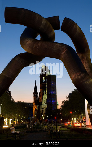 Die Skulptur Berlin mit Kaiser-Wilhelm-Gedächtnis-Kirche im Hintergrund, Berlin, Deutschland Stockfoto