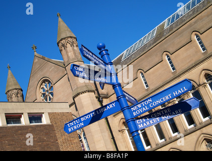 Helle blaue Schilder mit Richtungen im Stadtzentrum von Nottingham East Midlands England UK Stockfoto