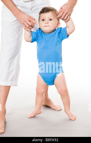 Mutter Baby Boy beizubringen, zu Fuß Stockfoto