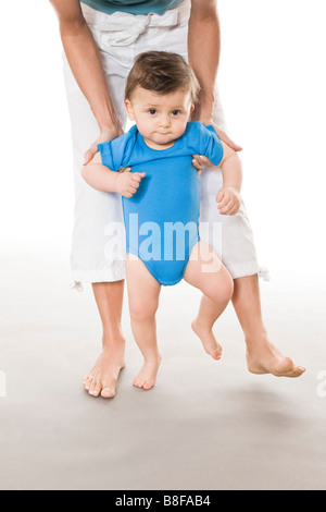 Mutter Baby Boy beizubringen, zu Fuß Stockfoto