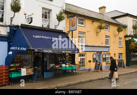 Außenseite des Britannia Inn und lokalen Lebensmittelgeschäft in der ländlichen Stadt Crickhowell Powys Wales UK Stockfoto