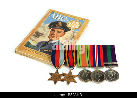 Ein WW2 Recruitment-Buch und eine Gruppe von britischen WW2 Medaillen vor einem weißen Hintergrund Stockfoto