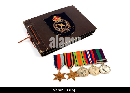 Ein ww2 Veteran s Photo Album mit einer Gruppe von Medaillen vor einem weißen Hintergrund Stockfoto