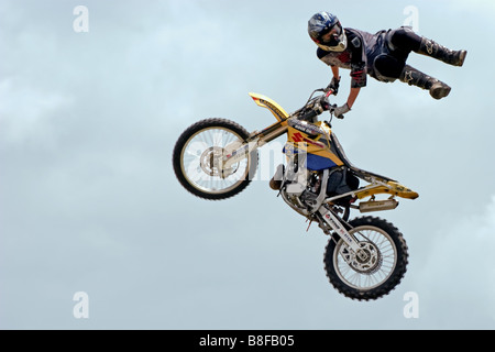 Stunt-Motorradfahrer auf der Hop Farm in Kent Stockfoto