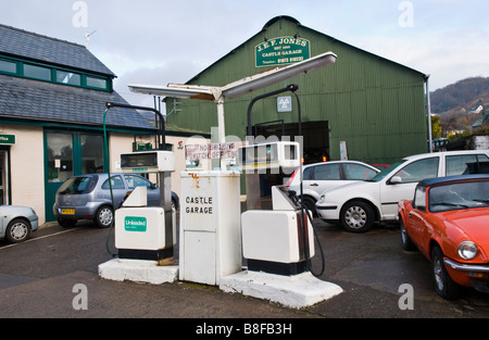 Außenseite der Werkstatt vor Ort mit alten Stil Zapfsäulen und Autos auf Vorplatz im ländlichen Stadt von Crickhowell Powys Wales UK Stockfoto