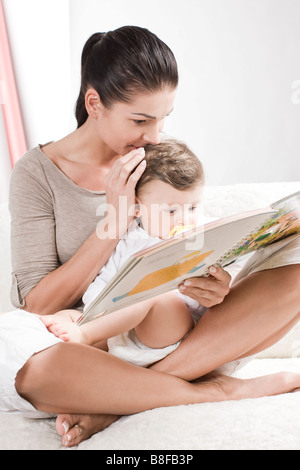 Mutter Lesebuch für baby Stockfoto