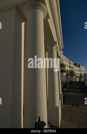 Lewes Crescent, Kemptown, Brighton. Grade ich Regency Architektur aufgeführt. England. Dorische Säulen Stockfoto