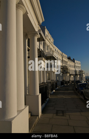 Lewes Crescent, Kemptown, Brighton. Grade ich Regency Architektur aufgeführt. England. Dorische Säulen Stockfoto