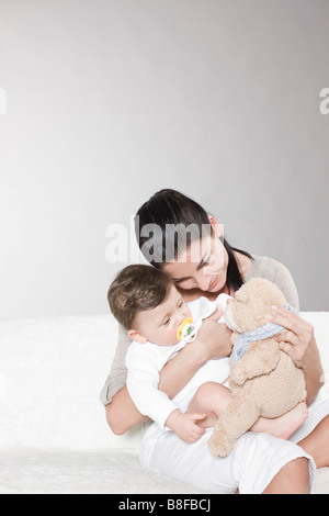 Mutter und Baby spielt mit Teddy-Bär Stockfoto