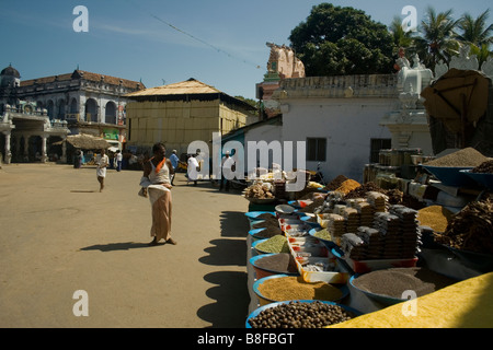Am Straßenrand Gewürze Geschäft vor Suchindram Tempel Stockfoto