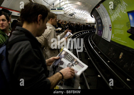 Bank-Station mit der U-Bahn während der Rush Hour am Abend. Stockfoto