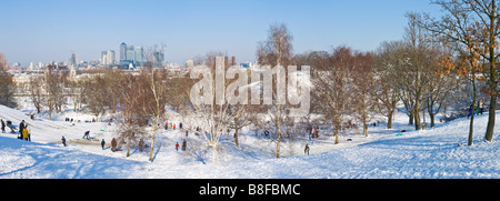 3 Bild Stich Panoramablick auf Menschen genießen die Sonne im Greenwich Park nach starken Schneefällen. Stockfoto