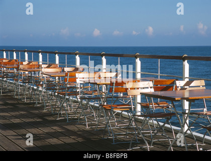 Leere Stühle und Tische auf der Terrasse am Meer Stockfoto