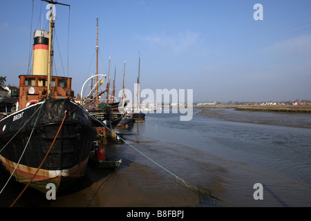 HISTORISCHE SCHIFFE VERTÄUT AM KAI HYTHE. MALDON, ESSEX. VEREINIGTES KÖNIGREICH. Stockfoto