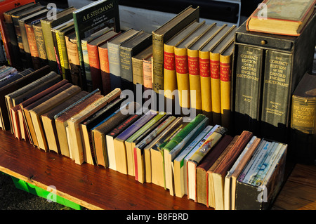 Gebrauchte Bücher zum Verkauf in den frühen Morgenstunden auf einem Flohmarkt oder Markt in London, England. Stockfoto