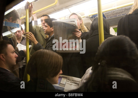 Passagiere auf einer Londoner U-Bahn Rohr während der morgendlichen Rushhour - durch das Fenster. Stockfoto