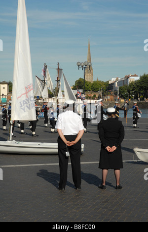 Eine musikalische Blaskapelle auf einem Exerzierplatz im Stadtzentrum von Bristol England UK Stockfoto