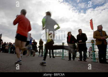 Läufer in Sussex Leuchtfeuer Charity Halbmarathon am Brighton seafront Stockfoto