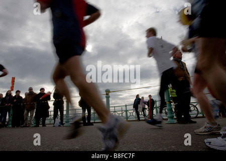 Läufer in Sussex Leuchtfeuer Charity Halbmarathon am Brighton seafront Stockfoto