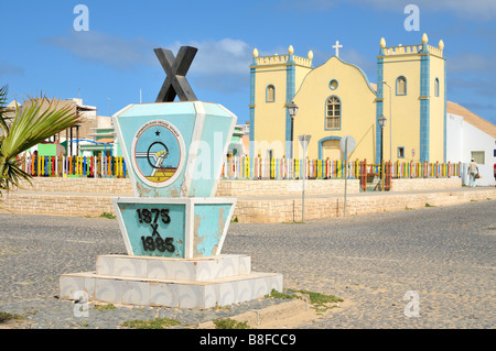 Gedenkstätte und katholische Kirche, Sal Rei, Boa Vista Island, Republik Kap Verde Stockfoto