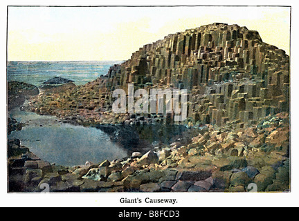 Giants Causeway Edwardian Farbfoto des sechseckigen Basaltsäulen an der irischen Küste-Features Stockfoto