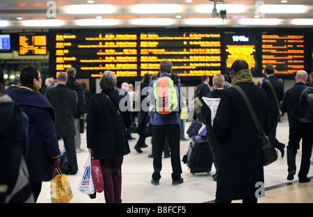 Passagiere warten auf Züge während der Rush Hour am Abend im Bahnhof Kings Cross, London Stockfoto