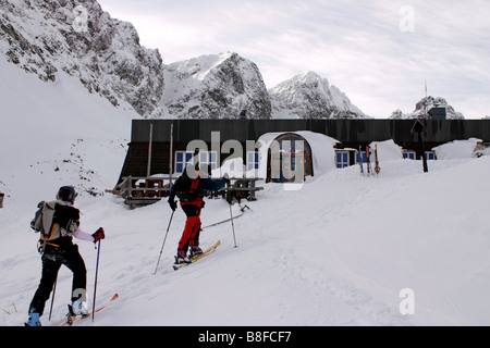 Tour Alp Skifahrer in Velka Studna Dolina Tal, Hütte Zbojnicka Chata, hohe Tatra Slowakei Stockfoto