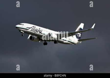 Eine Boeing B737 von Alaska Airlines auf einer stürmischen Endanflug Stockfoto