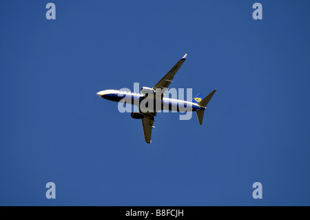 Ryanair Boeing 737-Flugzeuge von unten gesehen Stockfoto