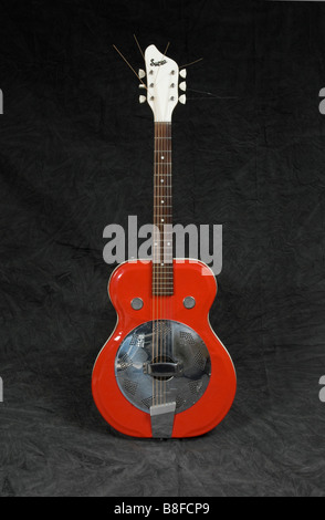 Supro-Resonator Gitarre im Studio-Hintergrund Stockfoto