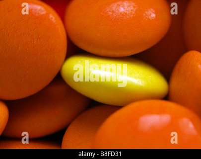 Og helle orange und gelbe Smarties hautnah. Stockfoto