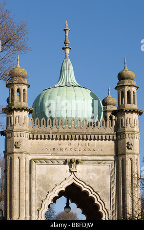 Nordtor der Royal Pavilion Gardens, Brighton, England. Von Joseph gut erbaut 1832 für König Wilhelm IV. Stockfoto