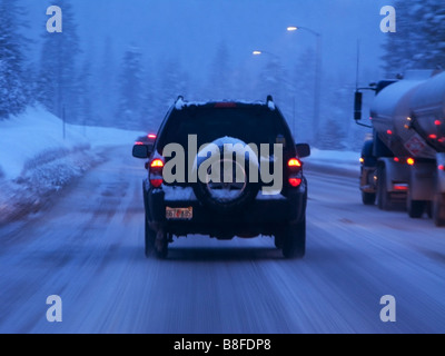 SUV-Pässe Brennstoff LKW-Verkehr auf dem Schnee bedeckt US Interstate 80 am Donner Pass von Lake Tahoe in die SF Bay Area Stockfoto