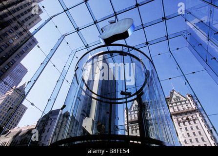 Plaza Hotel New York City durch Fenster des Apple Store gesehen im Apple Store auf der Fifth Avenue NYC USA Stockfoto