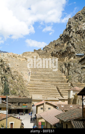 Terrassen für Wohnungen und Märkte erklimmen Sie den Berg in Ollantaytambo im Heiligen Tal der Inkas in Peru. Stockfoto