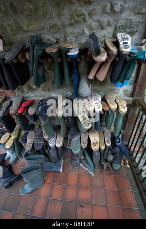 Racks von Wellington boots im Sommer in Dorset Stockfoto