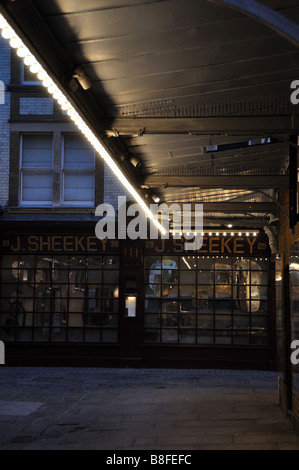 Theater Baldachin Lichter von Noel Coward Theatre mit Restaurant im Hintergrund Stockfoto