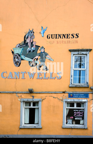 Werbung auf Cashel County Tipperary Irland Wand gemalt Stockfoto