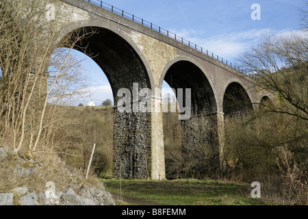 Monsal Head Viadukt in Monsal Dale, Derbyshire England UK Peak District National Park, stillgelegte Eisenbahnbrücke Bögen, Grade II denkmalgeschütztes Gebäude Stockfoto