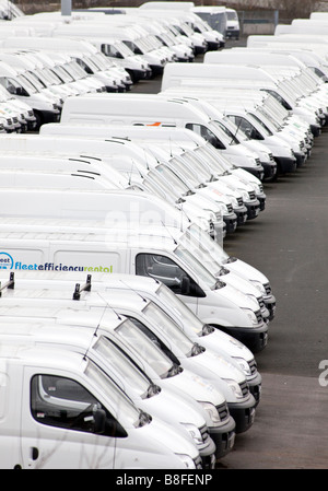 Neue weiße LDV vans in einem Gehege in der Birmingham-Fabrik.  LDV sind im Besitz von GAZ und sind das Ziel von einem Management-Buy-out. Stockfoto