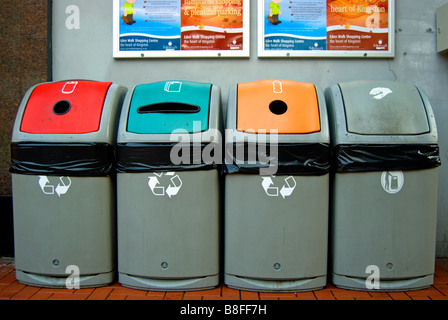 Gruppe von vier recycling-Behälter in einem Einkaufszentrum in Kingston nach Themse, Surrey, england Stockfoto