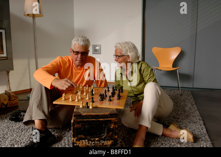 Älteres Paar beim Schachspiel Stockfoto