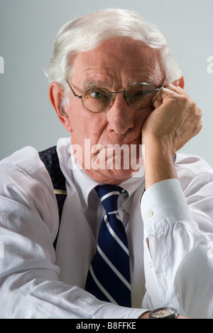 Älterer Mann Brille und Krawatte, verärgert angezeigt. Stockfoto