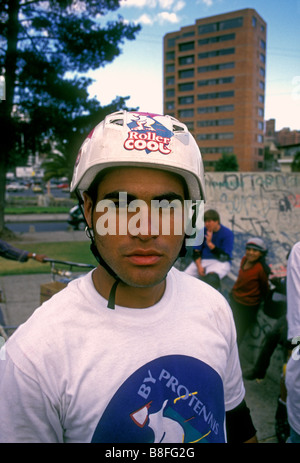 Ecuadorianische, Mann, tragen Helm, Inline-Skater, Inline-Skating, Siffer La Carolina Park, Quito, Provinz Pichincha, Ecuador, Südamerika Stockfoto