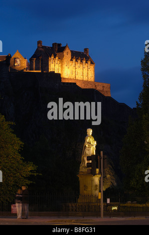 Statue von Allan Ramsay und Edinburgh Castle im Hintergrund von der Princes Street bei Dämmerung Edinburgh Schottland U K Stockfoto