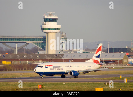 British Airways Boeing 737 436 Besteuerung nach der Landung am Flughafen London Gatwick. Stockfoto