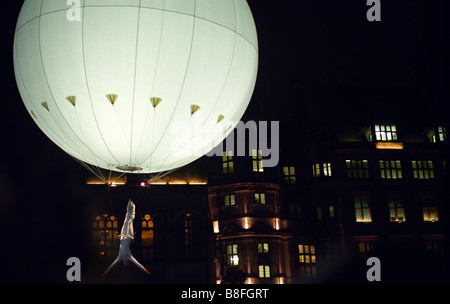 Straße Entertainer Akrobaten der Nacht außerhalb Sheffield Rathaus Stockfoto