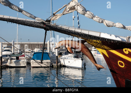 Ein hölzernen Delfin hängt unter dem Bugspriet der Flipper Uno Ausflugsboot im Hafen von Los Gigantes auf Teneriffa-Kanarische Inseln-Spanien Stockfoto