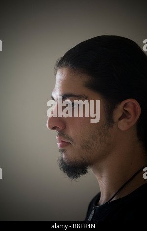 Profil eines jungen Mannes mit einem Spitzbart in tiefe Gedanken Stockfoto